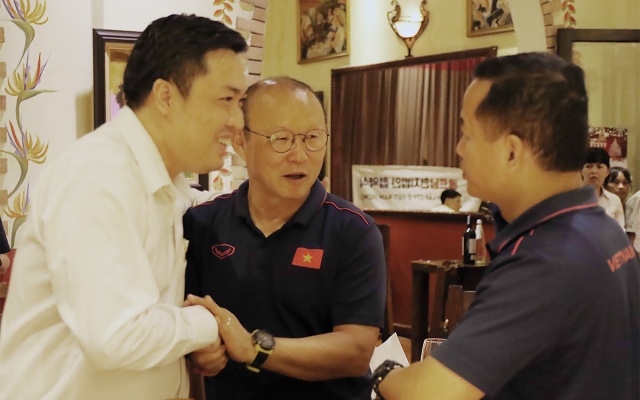 &amp;Ocirc;ng Cao Văn Ch&amp;oacute;ng, Ph&amp;oacute; chủ tịch LĐBĐVN v&amp;agrave; Huấn Luyện Vi&amp;ecirc;n trao đổi với HLV trưởng đội tuyển b&amp;oacute;ng đ&amp;aacute; Việt Nam Park Hang-seo