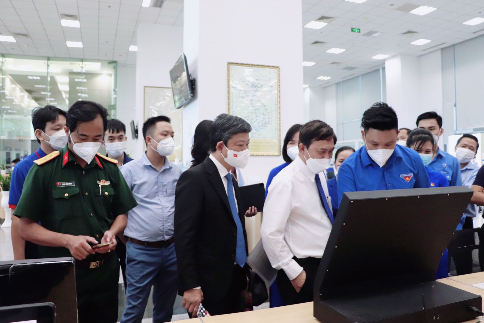 L&amp;atilde;nh đạo tỉnh trải nghiệm sản phẩm, tiện &amp;iacute;ch phục vụ dịch vụ c&amp;ocirc;ng trực tuyến