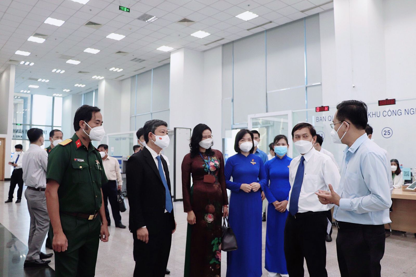 L&amp;atilde;nh đạo tỉnh trải nghiệm sản phẩm, tiện &amp;iacute;ch phục vụ dịch vụ c&amp;ocirc;ng trực tuyến