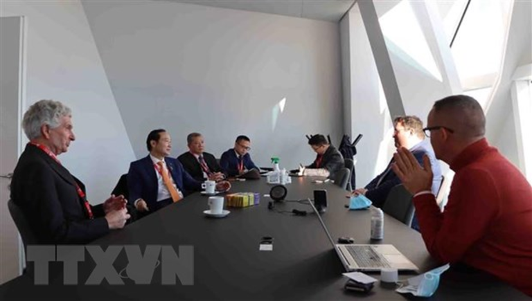 &amp;Ocirc;ng Baron de Grand Ry (ngo&amp;agrave;i c&amp;ugrave;ng, b&amp;ecirc;n tr&amp;aacute;i), L&amp;atilde;nh sự danh dự của Việt Nam tại Bỉ, trong buổi l&amp;agrave;m việc với đo&amp;agrave;n Đại sứ qu&amp;aacute;n Việt Nam thăm cảng Anvers