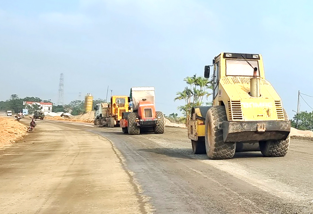 Khẩn trương thi c&amp;ocirc;ng nền đường, tường chắn v&amp;agrave; m&amp;oacute;ng cấp phối đ&amp;aacute; dăm của dự &amp;aacute;n