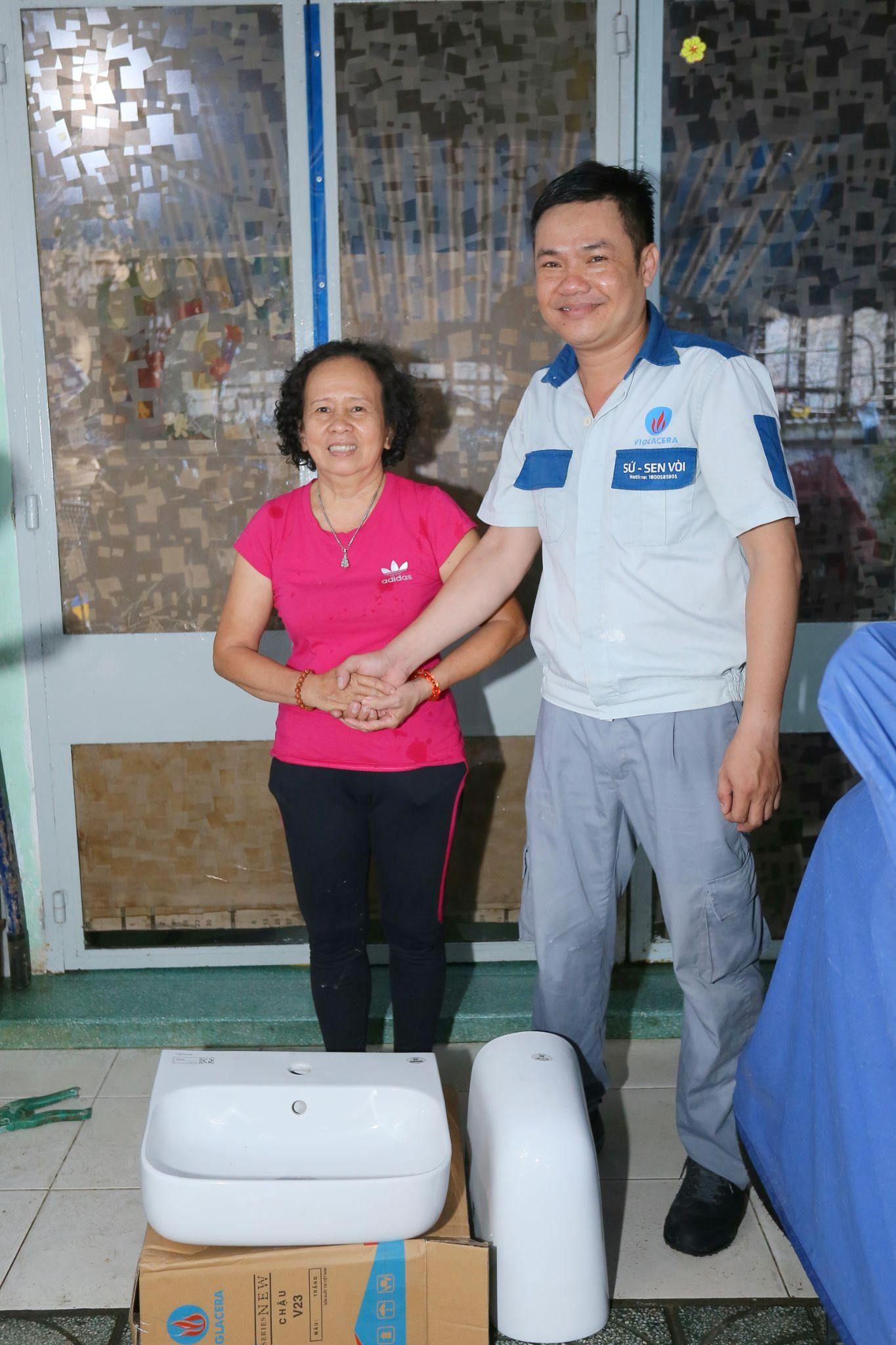 Nh&amp;acirc;n vi&amp;ecirc;n Trung t&amp;acirc;m Chăm s&amp;oacute;c kh&amp;aacute;ch h&amp;agrave;ng Viglacera tư vấn, n&amp;acirc;ng cấp phụ kiện - sản phẩm cho kh&amp;aacute;ch h&amp;agrave;ng tại Tp. Hồ Ch&amp;iacute; Minh