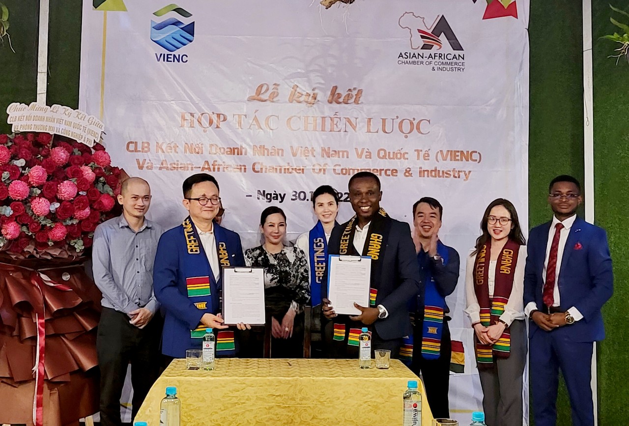 Đại diện hai b&amp;ecirc;n k&amp;yacute; kết hợp đồng chiến lược