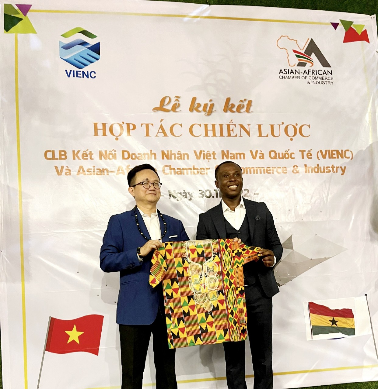 &amp;Ocirc;ng Đinh Vĩnh Cường - Chủ tịch CLB VIENC v&amp;agrave; &amp;ocirc;ng Mark Darko - Đại diện AACCI Ghana