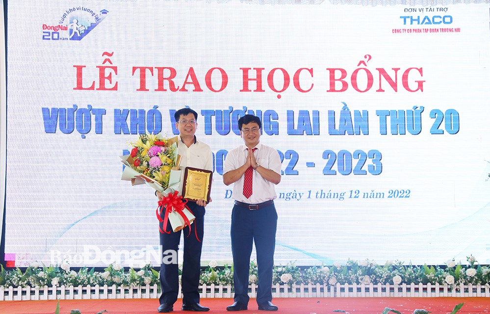 TBT B&amp;aacute;o Đồng Nai &amp;ocirc;ng Đ&amp;agrave;o Văn Tuấn tặng hoa, v&amp;agrave; biểu trưng c&amp;ugrave;ng nh&amp;agrave; t&amp;agrave;i trợ học bổng