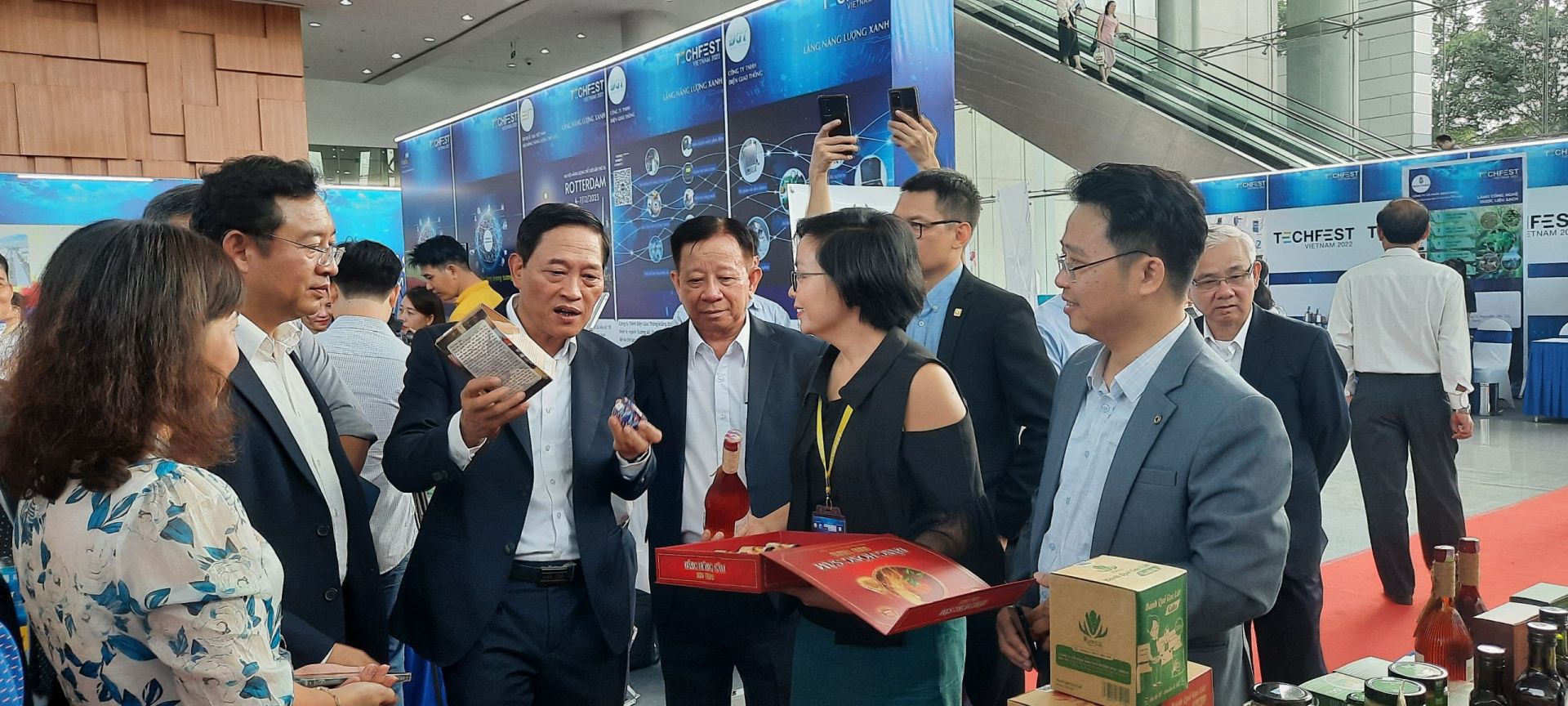 C&amp;aacute;c đại biểu tham quan gian h&amp;agrave;ng trưng b&amp;agrave;y trong ng&amp;agrave;y hội khởi nghiệp