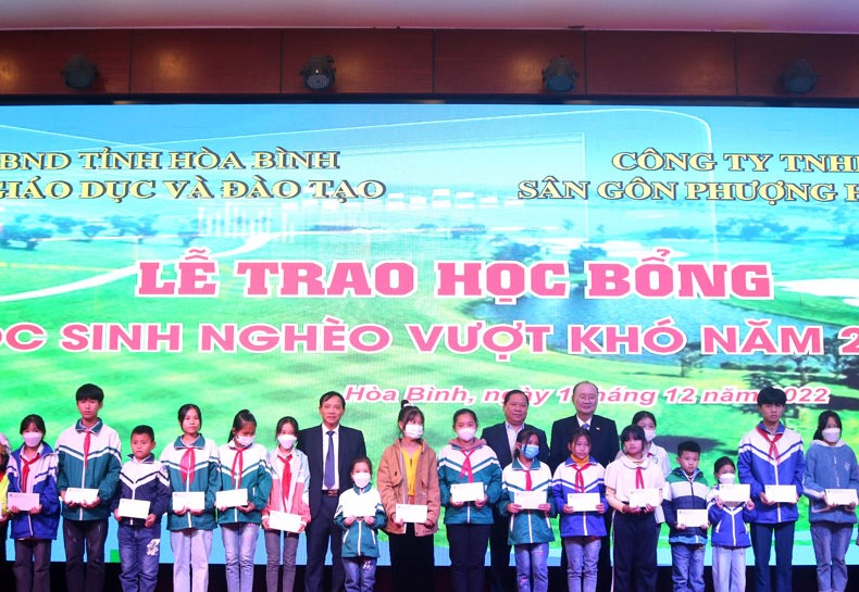 C&amp;aacute;c đồng ch&amp;iacute; L&amp;atilde;nh đạo tỉnh H&amp;ograve;a B&amp;igrave;nh v&amp;agrave; l&amp;atilde;nh đạo Tập đo&amp;agrave;n Charm Vit trao học bổng cho c&amp;aacute;c em học sinh ngh&amp;egrave;o vượt kh&amp;oacute; năm 2022.