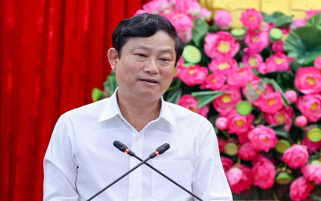 Chủ tịch UBND tỉnh B&amp;igrave;nh Dương V&amp;otilde; Văn Minh b&amp;aacute;o c&amp;aacute;o tại cuộc họp