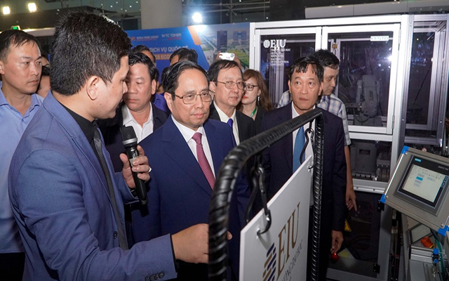 Thủ tướng tham quan m&amp;ocirc; h&amp;igrave;nh đổi mới s&amp;aacute;ng tạo của trường Đại học quốc tế miền đ&amp;ocirc;ng