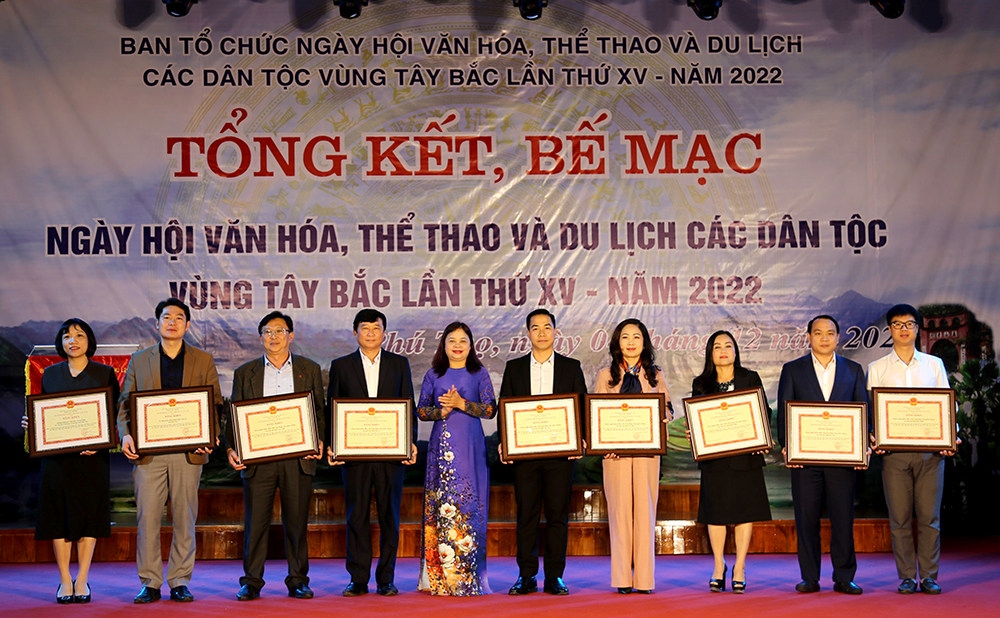 trao bằng khen cho c&amp;aacute;c tập thể, c&amp;aacute; nh&amp;acirc;n c&amp;oacute; th&amp;agrave;nh t&amp;iacute;ch xuất sắc trong tổ chức v&amp;agrave; tham gia Ng&amp;agrave;y hội