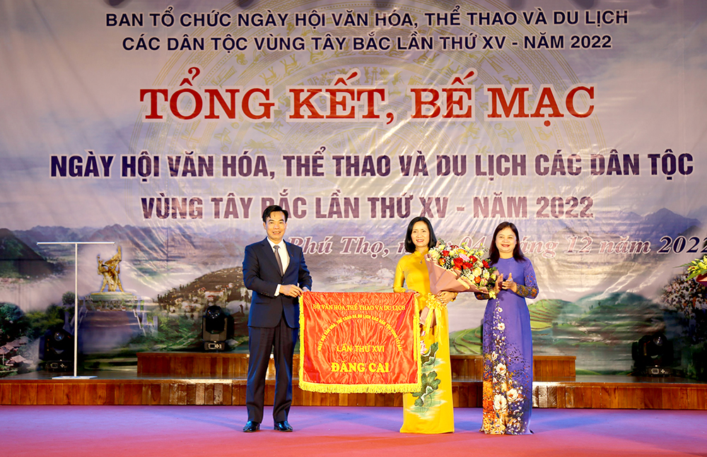 trao cờ đăng cai Ng&amp;agrave;y hội văn h&amp;oacute;a thể thao v&amp;agrave; du lịch c&amp;aacute;c d&amp;acirc;n tộc T&amp;acirc;y Bắc lần thứ XVI, năm 2025 cho đại diện tỉnh Y&amp;ecirc;n B&amp;aacute;i.