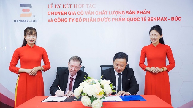 Lễ k&amp;yacute; kết giữa chuy&amp;ecirc;n gia v&amp;agrave; C&amp;ocirc;ng ty CP dược phẩm Quốc Tế Benmax-Đức
