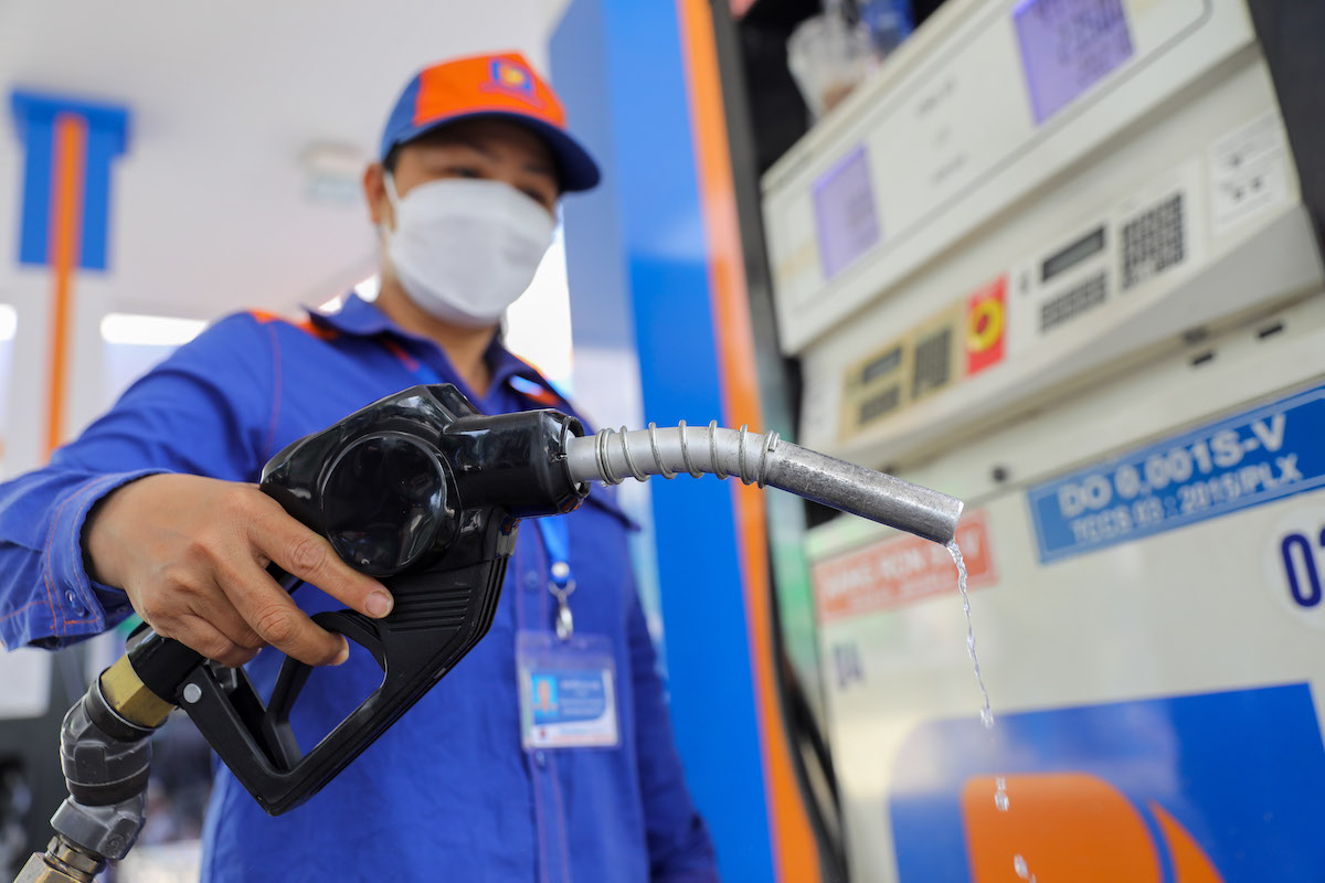 Bộ T&amp;agrave;i ch&amp;iacute;nh đề xuất điều chỉnh mức thuế bảo vệ m&amp;ocirc;i trường đối với xăng, dầu, mỡ nhờn để &amp;aacute;p dụng trong năm 2023 như năm 2022