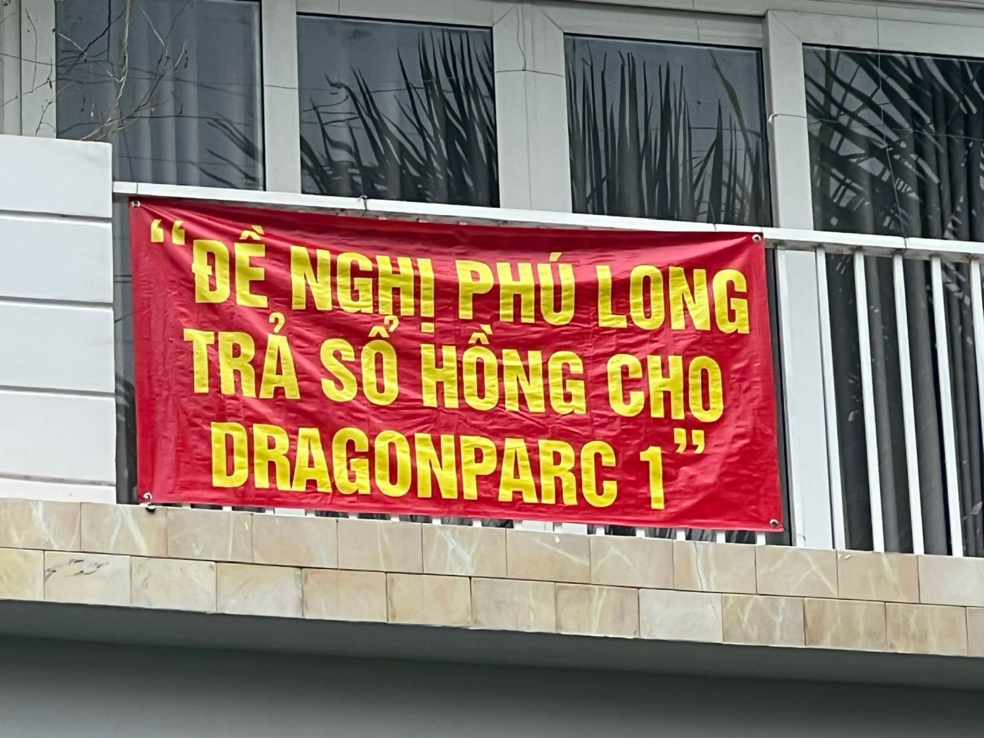 Người d&amp;acirc;n chỉ biết bất lực treo tấm biểu ngữ trước nh&amp;agrave; của m&amp;igrave;nh v&amp;agrave; chờ đợi CĐT giải quyết quyền lợi cho m&amp;igrave;nh trong v&amp;ocirc; vọng