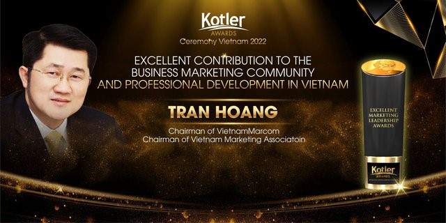 &amp;Ocirc;ng Trần Ho&amp;agrave;ng vinh dự được trao giải Cống hiến đ&amp;oacute;ng g&amp;oacute;p cho cộng đồng Marketing tại Lễ trao Giải thưởng Kotler Awards Vietnam 2022.