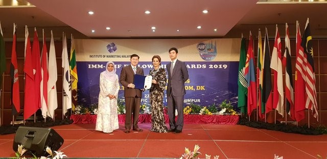 &amp;Ocirc;ng Trần Ho&amp;agrave;ng, Chủ tịch VMA nhận Giải thưởng Li&amp;ecirc;n Đo&amp;agrave;n Marketing Ch&amp;acirc;u &amp;Aacute; (AMF) v&amp;agrave; Học viện Marketing Malaysia (IMM).