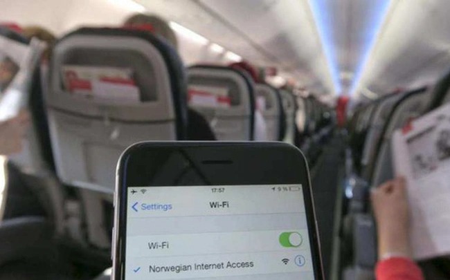Một người sử dụng mạng wifi tr&amp;ecirc;n m&amp;aacute;y bay trong khi chuyển điện thoại sang chế độ m&amp;aacute;y bay - Ảnh minh họa: REUTERS