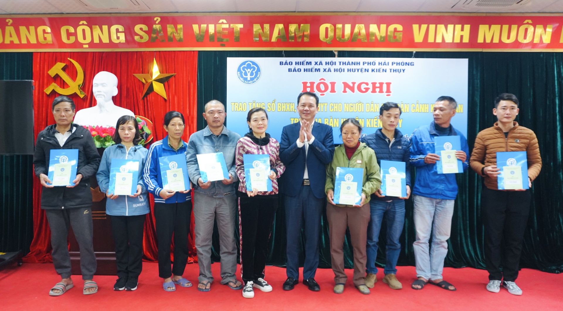 Trao thẻ BHYT cho người dân tại huyện Kiến Thụy Hải Phòng. Trao thẻ BHYT cho người dân tại huyện Kiến Thụy Hải Phòng.