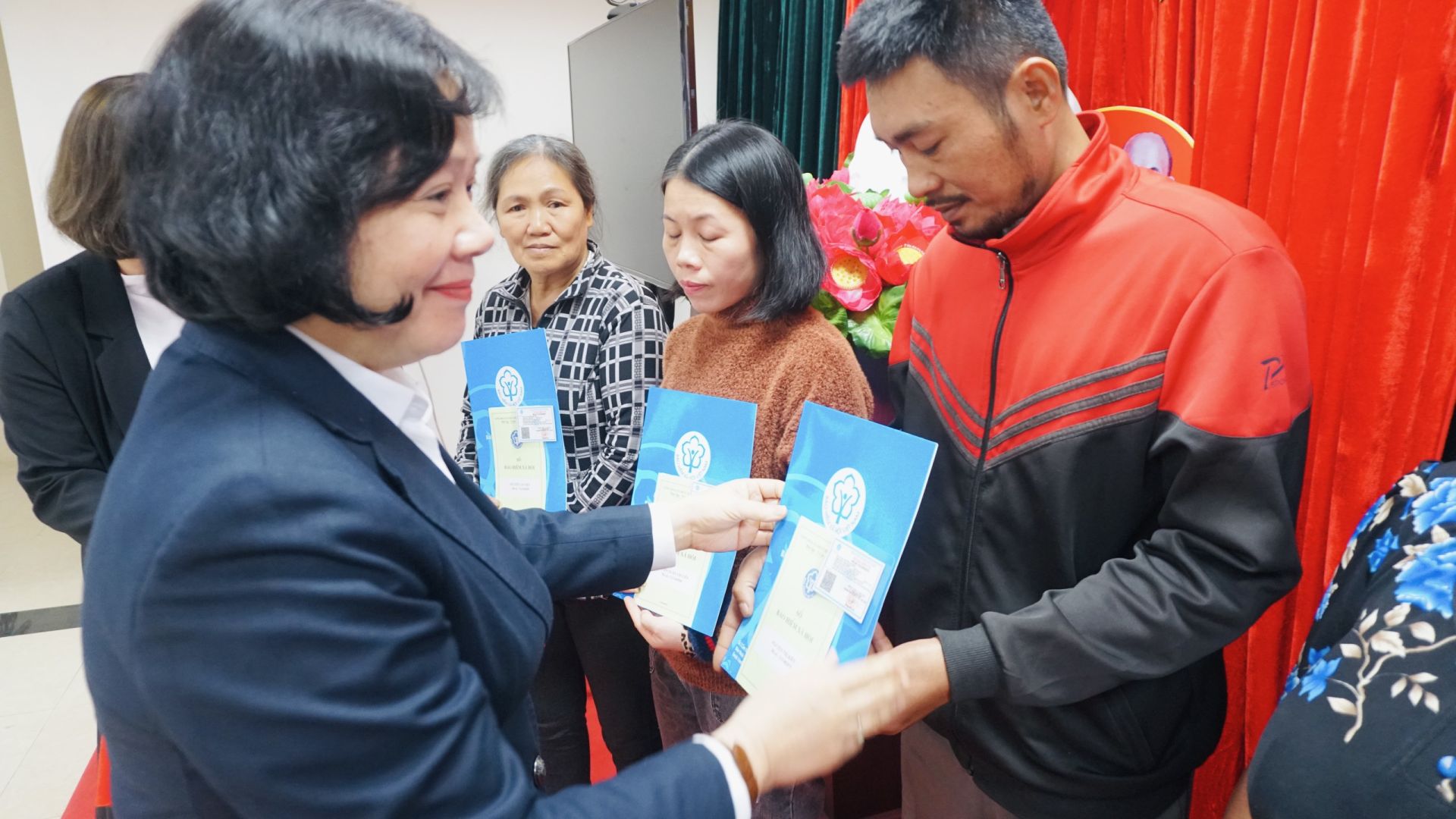 Người dân vui mừng nhận tấm thẻ bảo hiểm y tế. Người dân vui mừng nhận tấm thẻ bảo hiểm y tế.
