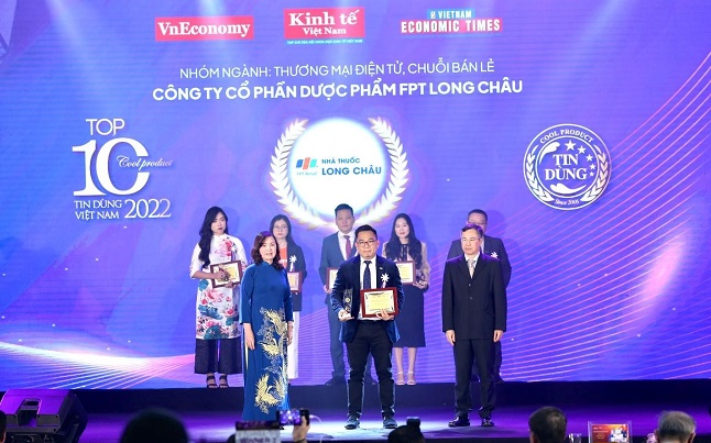 &amp;Ocirc;ng Nguyễn Đức Long - Gi&amp;aacute;m đốc Kinh doanh miền Bắc, đại diện FPT Long Ch&amp;acirc;u nhận vinh danh Top 10 Tin d&amp;ugrave;ng Việt Nam 2022