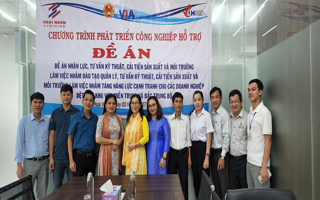 TS. Phạm Thị Hồng Phượng &amp;ndash; chụp h&amp;igrave;nh lưu niệm c&amp;ugrave;ng doanh nghiệp về những nội dung cần cải tiến m&amp;ocirc;i trường l&amp;agrave;m việc, cải tiến sản xuất