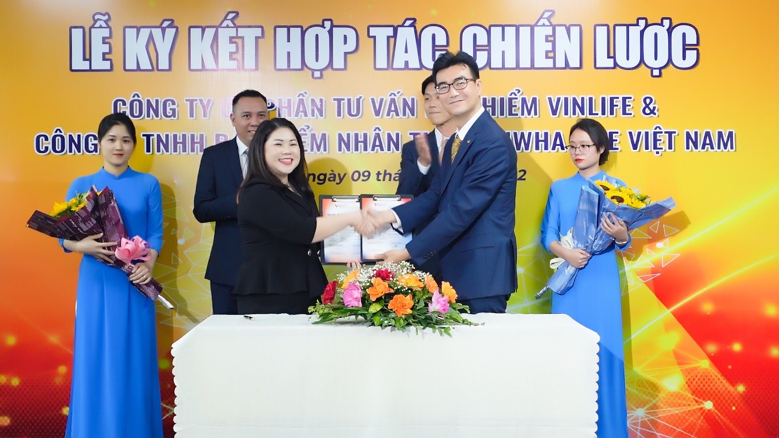 (Ông Hwang Jun Hwan (Bên phải) Chủ tịch Hội đồng thành viên kiêm Tổng Giám đốc Công ty Hanwha Life Việt Nam- Bà Chu Thị Len (Bên trái) Tổng Giám đốc Công ty Cổ phần Tư vấn Bảo hiểm VinLife (Ông Hwang Jun Hwan (Bên phải) Chủ tịch Hội đồng thành viên kiêm Tổng Giám đốc Công ty Hanwha Life Việt Nam- Bà Chu Thị Len (Bên trái) Tổng Giám đốc Công ty Cổ phần Tư vấn Bảo hiểm VinLife