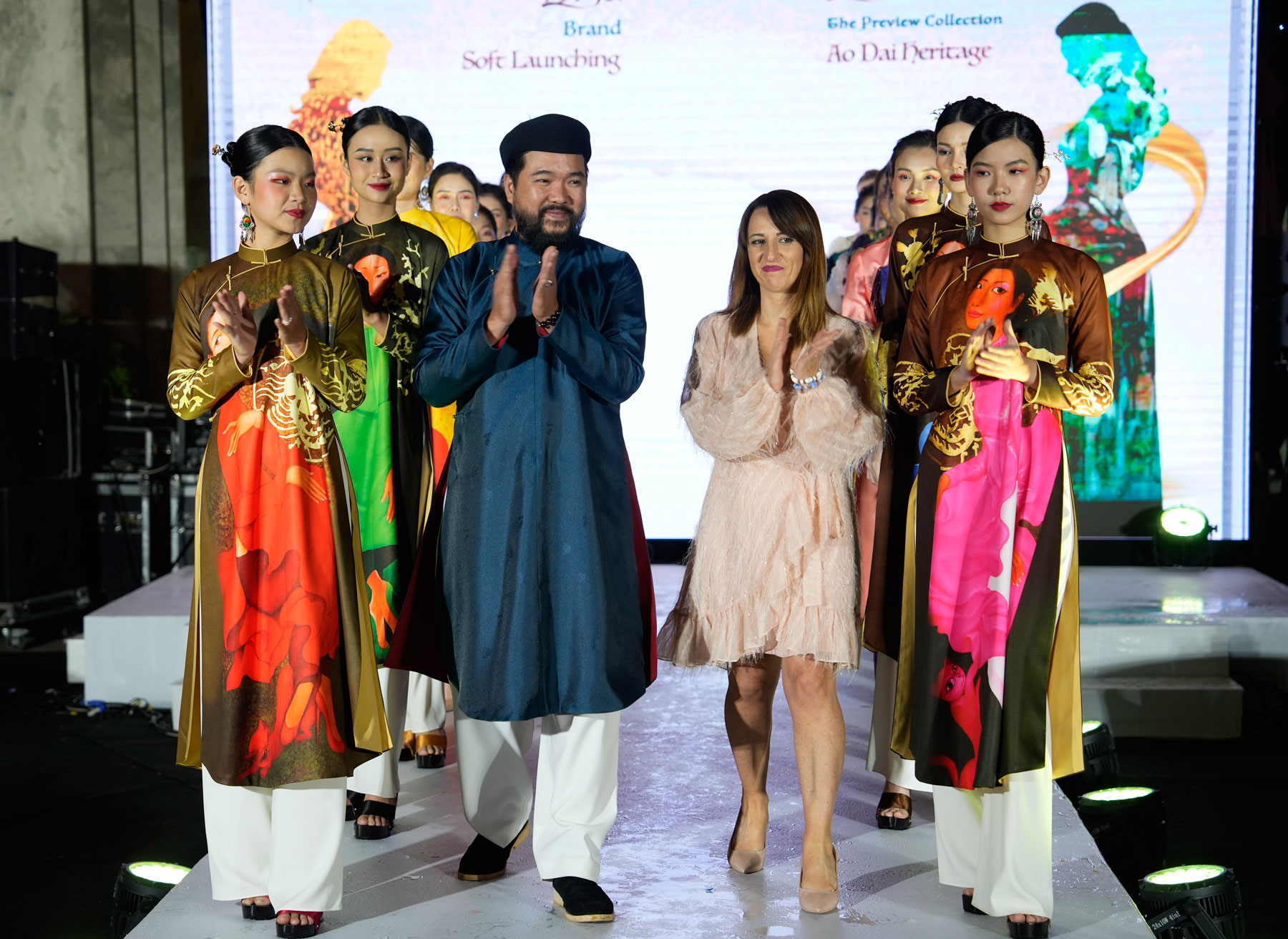 Tối 19/10, 20 mẫu &amp;aacute;o d&amp;agrave;i trong bộ sưu tập &amp;Aacute;o d&amp;agrave;i Heritage của NKT L&amp;ecirc; Quang Ho&amp;agrave; v&amp;agrave; NTK người &amp;Yacute; Maria Elena Di Terlizzi khiến giới mộ điệu ở H&amp;agrave; Nội trầm trồ, h&amp;aacute;o hức.
