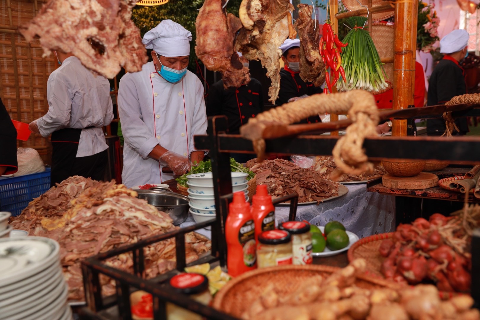 b&amp;ecirc;n cạnh h&amp;agrave;ng chục gian h&amp;agrave;ng của người l&amp;agrave;ng V&amp;acirc;n C&amp;ugrave; l&amp;agrave; h&amp;agrave;ng trăm gian h&amp;agrave;ng đến từ rất nhiều thương hiệu phở nổi tiếng