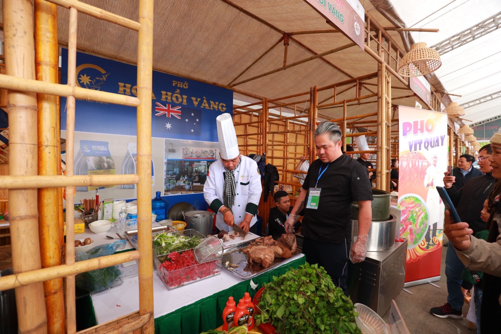 Đầu bếp từng d&amp;agrave;nh giải Hoa hồi V&amp;agrave;ng cũng kh&amp;ocirc;ng qu&amp;ecirc;n d&amp;ugrave;ng tương ớt phở CHIN-SU