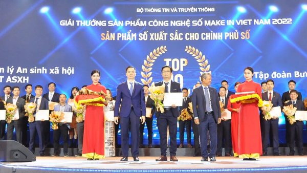 Đại diện VNPT nhận giải thưởng hạng mục Sản phẩm số xuất sắc cho Ch&amp;iacute;nh phủ số d&amp;agrave;nh cho giải ph&amp;aacute;p VNPT ASXH