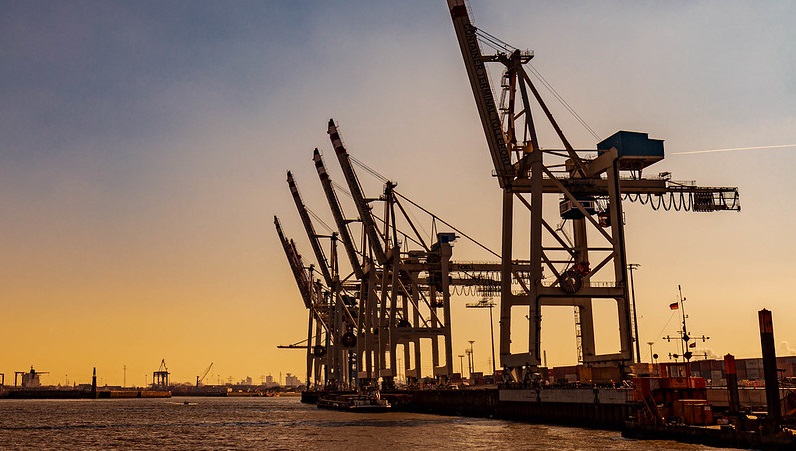 Nhập khẩu một số sản phẩm v&amp;agrave;o EU sẽ bị đ&amp;aacute;nh thuế tại c&amp;aacute;c cảng như Hamburg (Ảnh: Michael Madchen/Flickr )