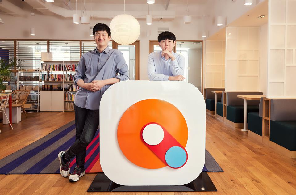 Đồng s&amp;aacute;ng lập v&amp;agrave; đồng CEO của Mathpresso Ray Lee (tr&amp;aacute;i) v&amp;agrave; Jake Lee (phải). Ảnh: Forbes