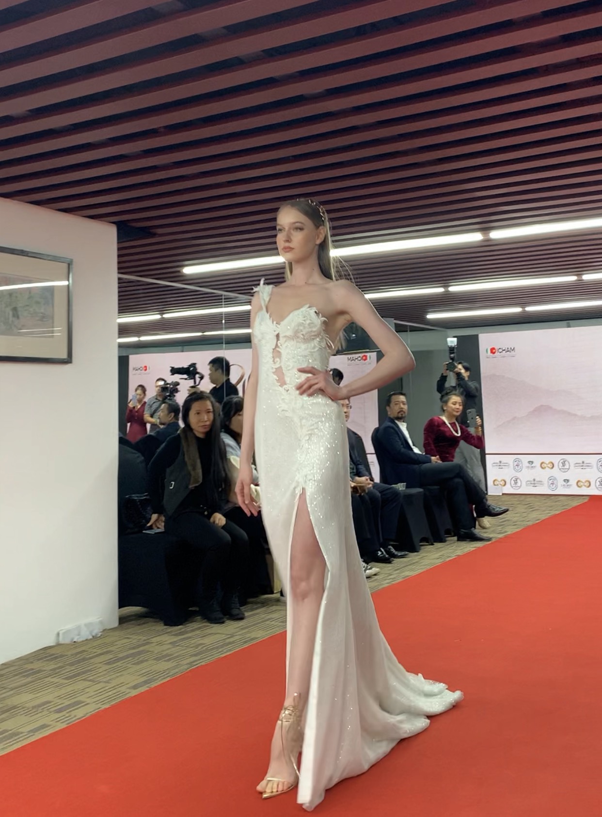 trong buổi tr&amp;igrave;nh diễn c&amp;ograve;n đem đến cả bộ sưu tập mẫu v&amp;aacute;y cưới