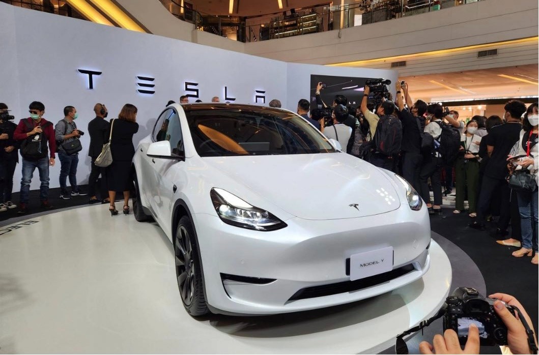 Ra mắt showroom đầu ti&amp;ecirc;n tại Th&amp;aacute;i Lan trong chưa đầy một tuần, h&amp;atilde;ng xe điện Tesla đ&amp;atilde; nhận được hơn 5000 đơn đặt h&amp;agrave;ng.