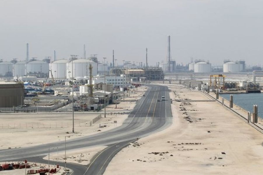 Một trung t&amp;acirc;m sản xuất LNG ở th&amp;agrave;nh phố c&amp;ocirc;ng nghiệp Ras Laffan, c&amp;aacute;ch ph&amp;iacute;a bắc Doha, Qatar 80 km. Ảnh: Reuters