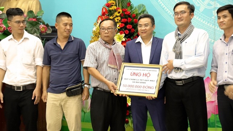 &amp;Ocirc;ng Đ&amp;agrave;o Thanh T&amp;ugrave;ng Chủ tịch UBND x&amp;atilde; Nhị Binh  trao quyết định th&amp;agrave;nh lập chi hội DN x&amp;atilde;