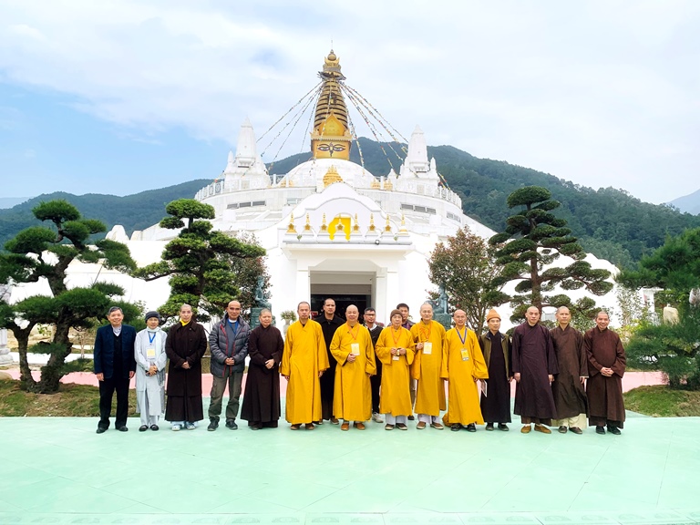 Đo&amp;agrave;n Ban Văn h&amp;oacute;a Trung ương Gi&amp;aacute;o hội Phật gi&amp;aacute;o VN chụp ảnh kỷ niệm tại Đại Bảo th&amp;aacute;p Mandala T&amp;acirc;y Thi&amp;ecirc;n