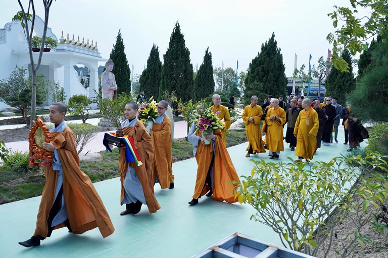 Đo&amp;agrave;n thực hiện vi nhiễu tham quan kiến tr&amp;uacute;c b&amp;ecirc;n ngo&amp;agrave;i ng&amp;ocirc;i Đại Bảo th&amp;aacute;p