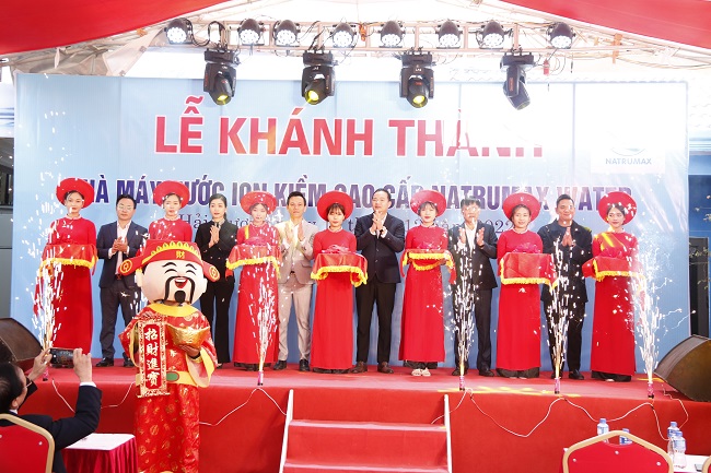 C&amp;aacute;c đại biểu cắt băng kh&amp;aacute;nh th&amp;agrave;nh Nh&amp;agrave; m&amp;aacute;y nước Natrumax Alkaline Water