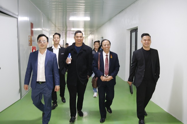 C&amp;aacute;c đại biểu thăm quan nh&amp;agrave; m&amp;aacute;y nước