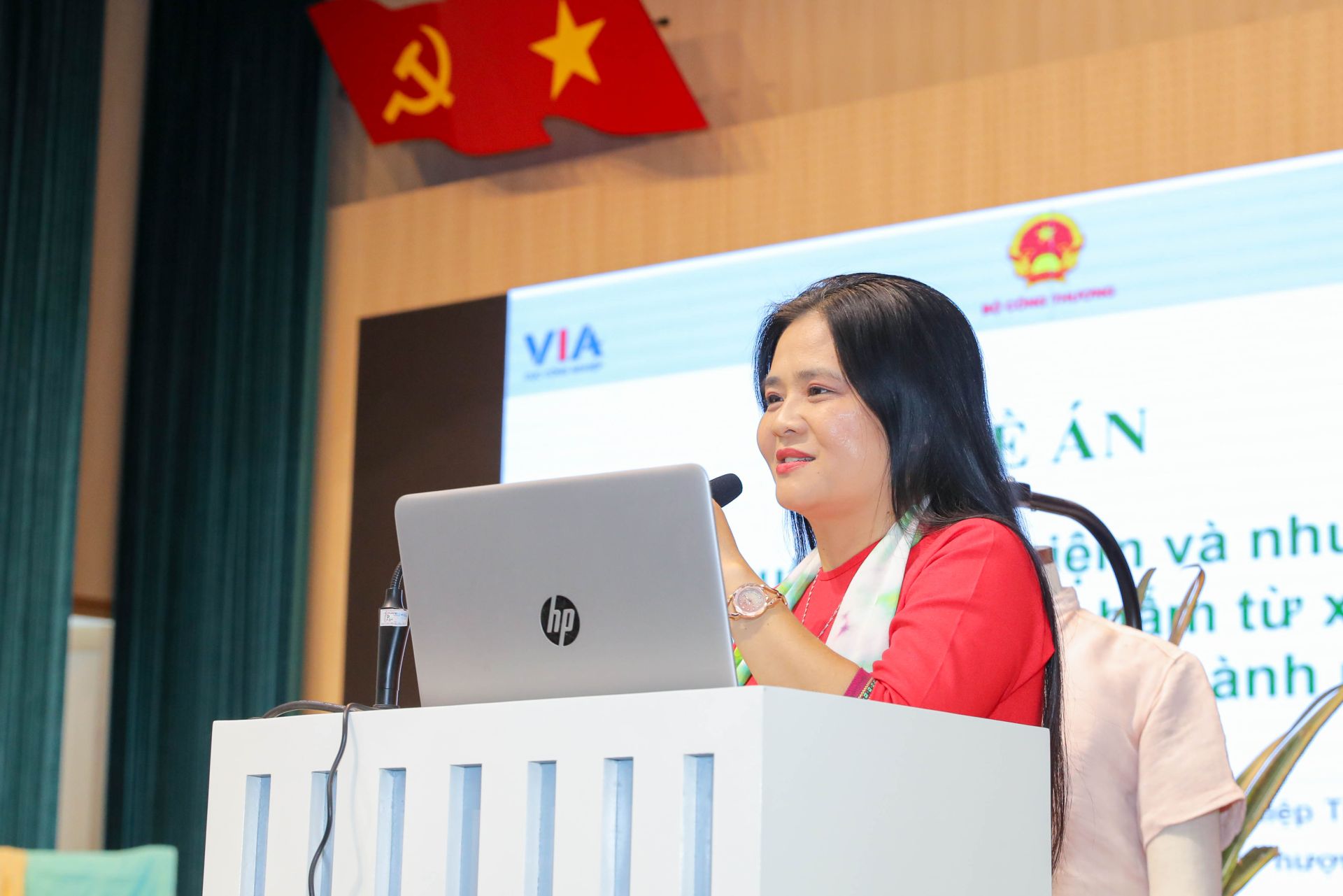 Tiến sĩ Phạm Thị Hồng Phượng, Chủ nhiệm Bộ m&amp;ocirc;n C&amp;ocirc;ng nghệ h&amp;oacute;a học l&amp;agrave;m Chủ nhiệm đề  t&amp;agrave;i