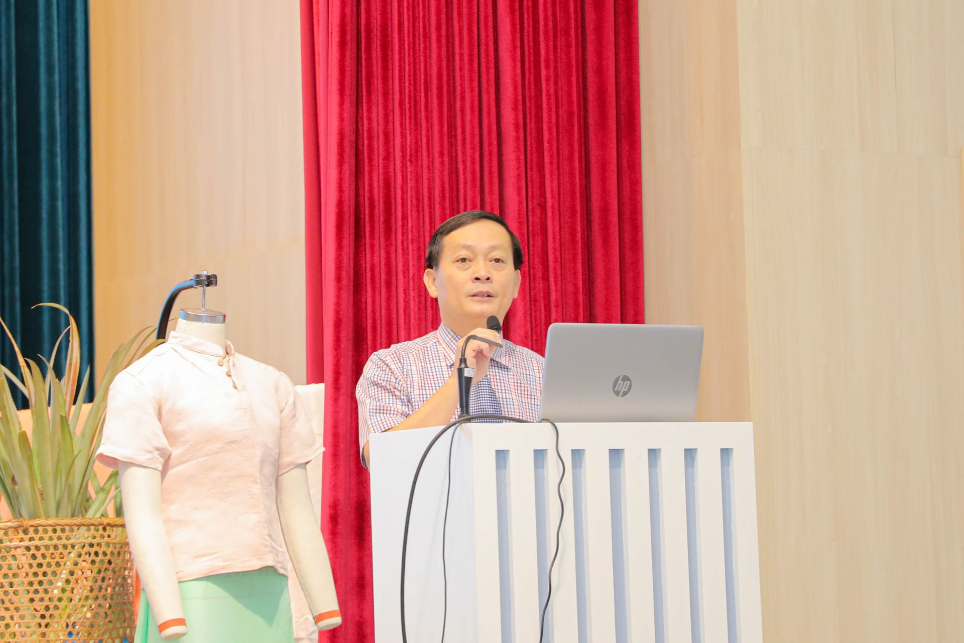 TS Nguyễn Xu&amp;acirc;n Hồng, Ph&amp;oacute; hiệu trưởng trường đại học C&amp;ocirc;ng nghiệp TP.HCM