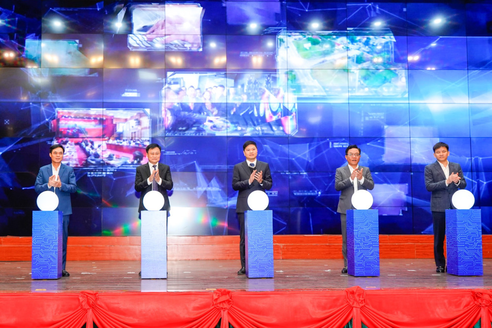 C&amp;aacute;c đại biểu nhấn n&amp;uacute;t khai mạc Hội thảo Hải Ph&amp;ograve;ng chuyển đổi số năm 2022