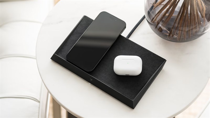 Mặc d&amp;ugrave; sản phẩm của Tesla tương tự như những g&amp;igrave; Apple đ&amp;atilde; hy vọng đạt được với &amp;zwnj;AirPower&amp;zwnj;, nhưng n&amp;oacute; hiện chỉ giới hạn ở c&amp;aacute;c thiết bị dựa tr&amp;ecirc;n chuẩn Qi như &amp;zwnj;iPhone&amp;zwnj; v&amp;agrave; AirPods, v&amp;agrave; n&amp;oacute; cũng sẽ kh&amp;ocirc;ng thể sạc cho Apple Watch.