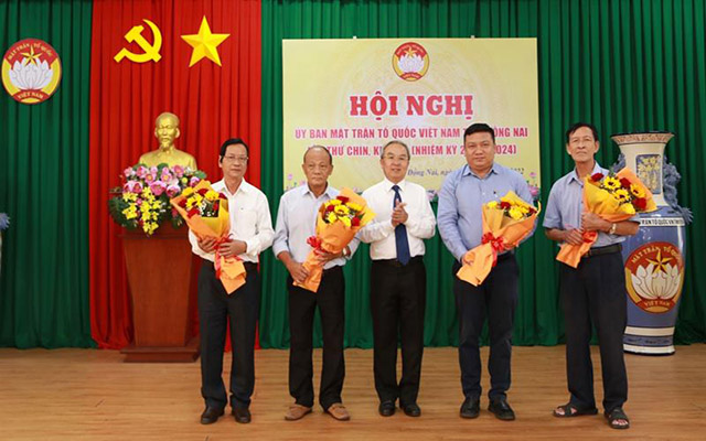 Chủ tịch Ủy ban MTTQ Việt Nam tỉnh Cao Văn Quang tặng hoa ch&amp;uacute;c mừng 4 c&amp;aacute; nh&amp;acirc;n tham gia Ủy vi&amp;ecirc;n Ủy ban MTTQ Việt Nam tỉnh Đồng Nai kh&amp;oacute;a IX (nhiệm kỳ 2019 - 2024)