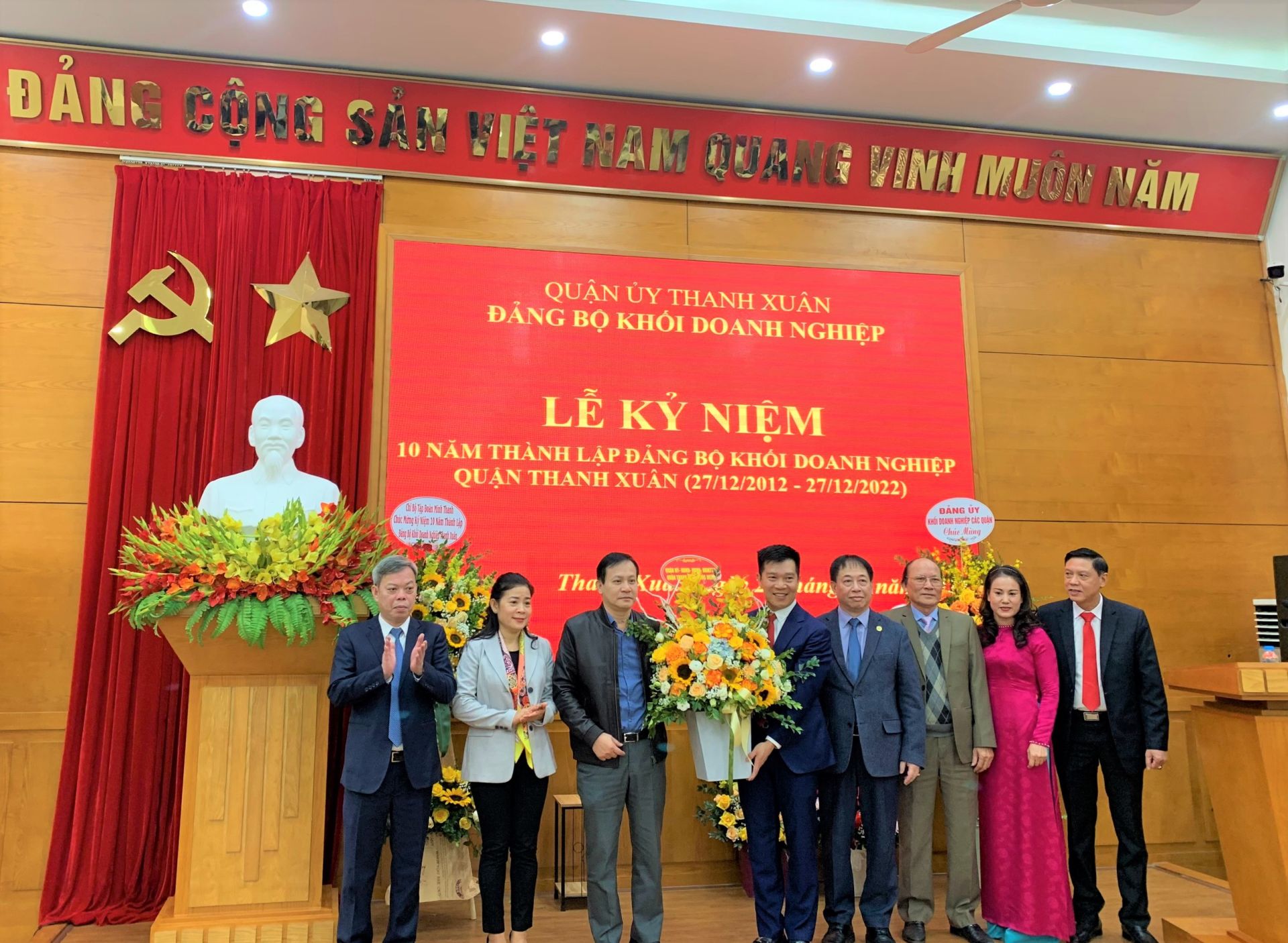 Đại diện c&amp;aacute;c Ban C&amp;ocirc;ng t&amp;aacute;c của Th&amp;agrave;nh ủy H&amp;agrave; Nội, l&amp;atilde;nh đạo Quận ủy Thanh Xu&amp;acirc;n tặng hoa ch&amp;uacute;c mừng Đảng ủy Khối Doanh nghiệp quận Thanh Xu&amp;acirc;n.