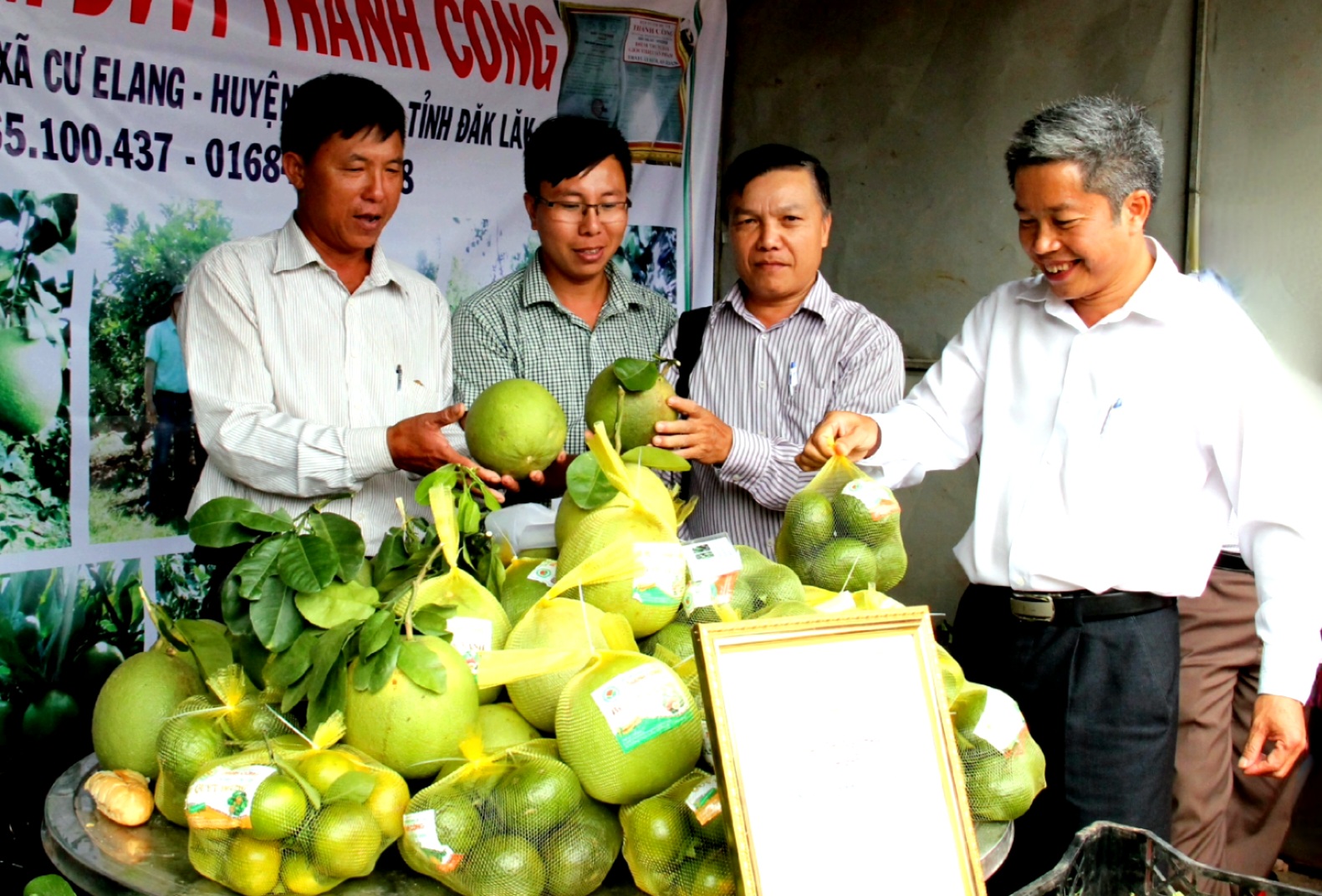 Chủ tịch UBND huyện Ea Kar Nguyễn Văn H&amp;agrave; (b&amp;igrave;a phải) tham quan gian trưng b&amp;agrave;y sản phẩm c&amp;acirc;y ăn quả tại Hội thảo ph&amp;aacute;t triển c&amp;acirc;y ăn quả huyện Ea Kar.