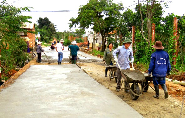 Người d&amp;acirc;n th&amp;ocirc;n 7 x&amp;atilde; Ea Đar đ&amp;oacute;ng g&amp;oacute;p tiền v&amp;agrave; ng&amp;agrave;y c&amp;ocirc;ng x&amp;acirc;y dựng đường giao th&amp;ocirc;ng n&amp;ocirc;ng th&amp;ocirc;n