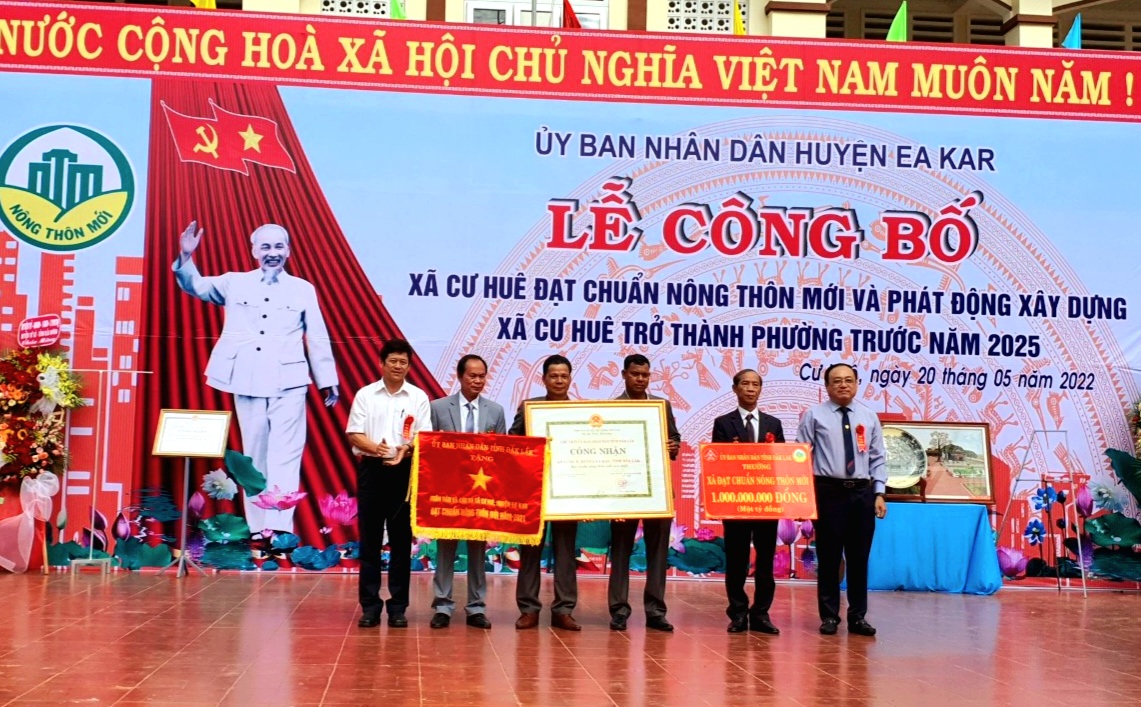 X&amp;atilde; Cư Hu&amp;ecirc; ch&amp;iacute;nh thức được c&amp;ocirc;ng nhận đạt chuẩn n&amp;ocirc;ng th&amp;ocirc;n mới v&amp;agrave;o th&amp;aacute;ng 5 năm 2022