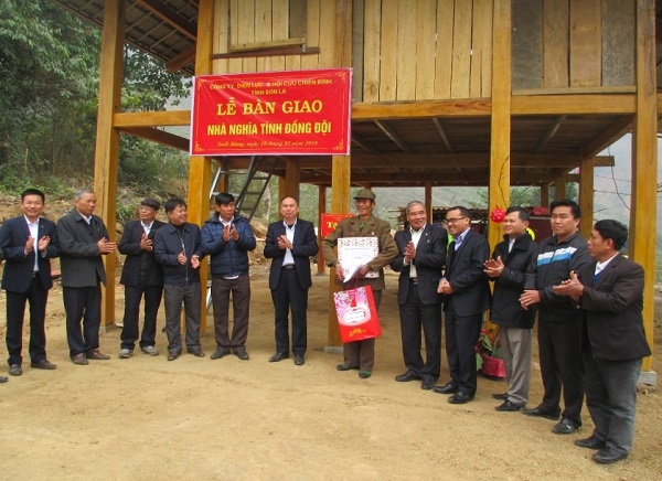 B&amp;agrave;n giao nh&amp;agrave; t&amp;igrave;nh nghĩa cho hội vi&amp;ecirc;n CCB c&amp;oacute; ho&amp;agrave;n cảnh kh&amp;oacute; khăn về nh&amp;agrave; ở x&amp;atilde; Suối B&amp;agrave;ng, huyện V&amp;acirc;n Hồ (Ảnh: Xu&amp;acirc;n Trường)
